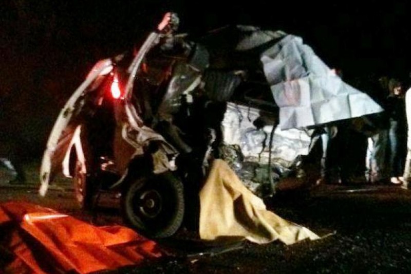 Accidente entre un bus y un furgón deja 6 fallecidos Accidente entre un bus y un furgón deja 6 fallecidos