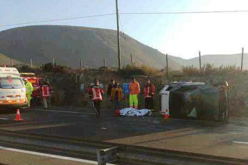 Tres heridos dejó volcamiento de vehículo en ruta 5, sector Las Tacas