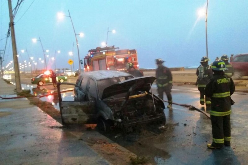 La Serena: Vehículo se incendió en la Avenida del Mar
