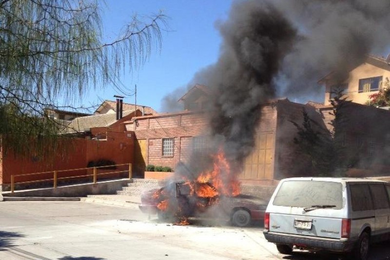 Automóvil es consumido por las llamas en La Serena
