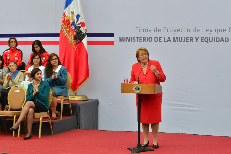 Bachelet firma proyecto que crea Ministerio de la Mujer en Chile