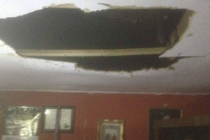 Así quedó el techo de la casa tras el fuerte impacto de la bomba. Así quedó el techo de la casa tras el fuerte impacto de la bomba.