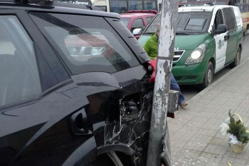 Detienen a tres menores de edad tras chocar en auto robado 
