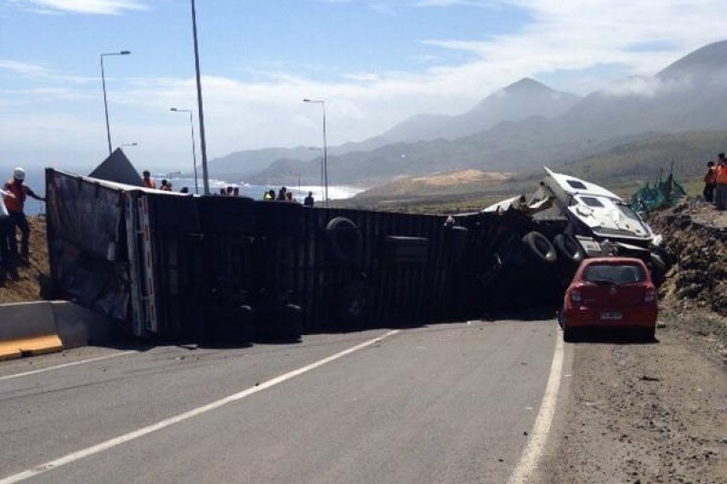 Camión volcado bloquea Ruta 5 en Caleta Hornos 