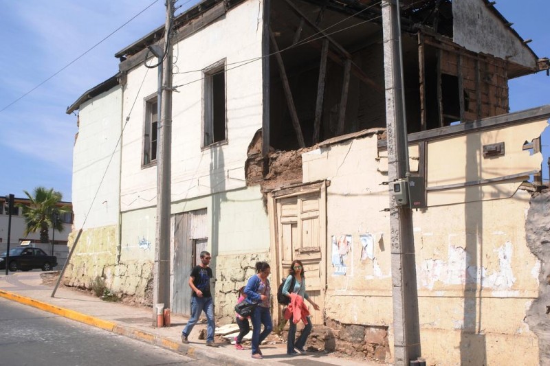 Inminente derrumbe de inmuebles en Coquimbo pone en riesgo a transeúntes