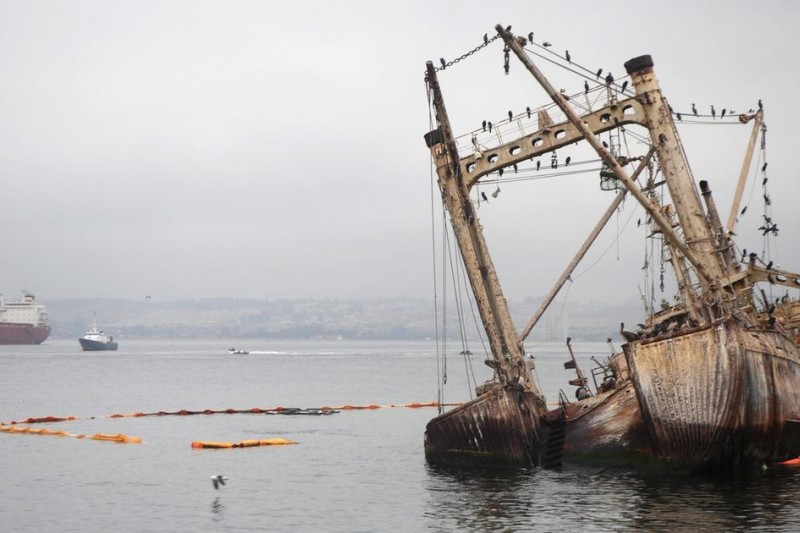Coquimbo: Iniciarán acciones legales contra propietario de buques que ponen en riesgo a la bahía