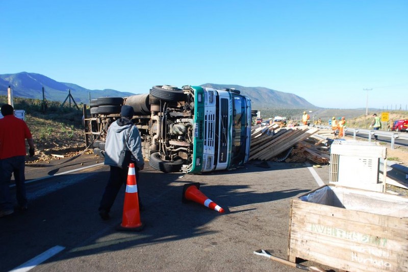 Un camión de carga volcó en el sector de Morrillos esta mañana sin víctimas fatales