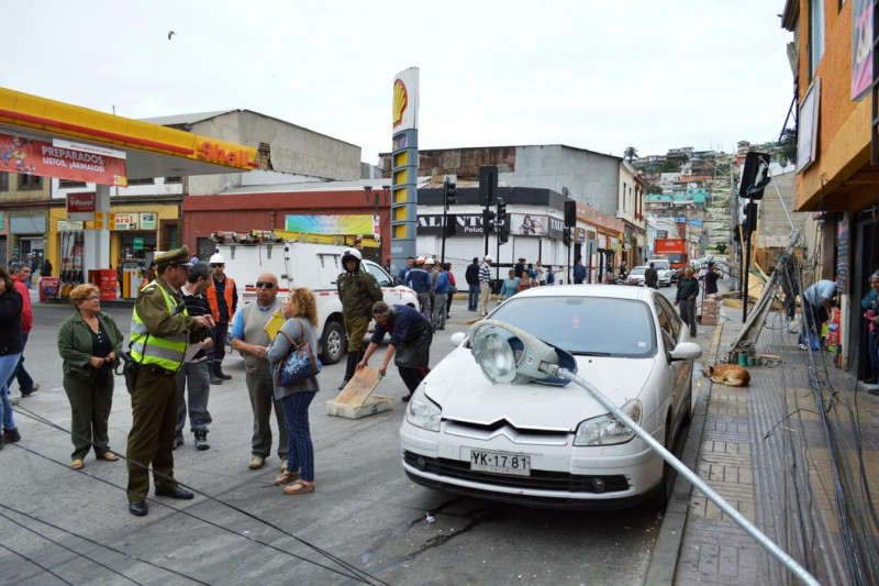 Coquimbo: Camión botó postes y causó daños a automóvil 