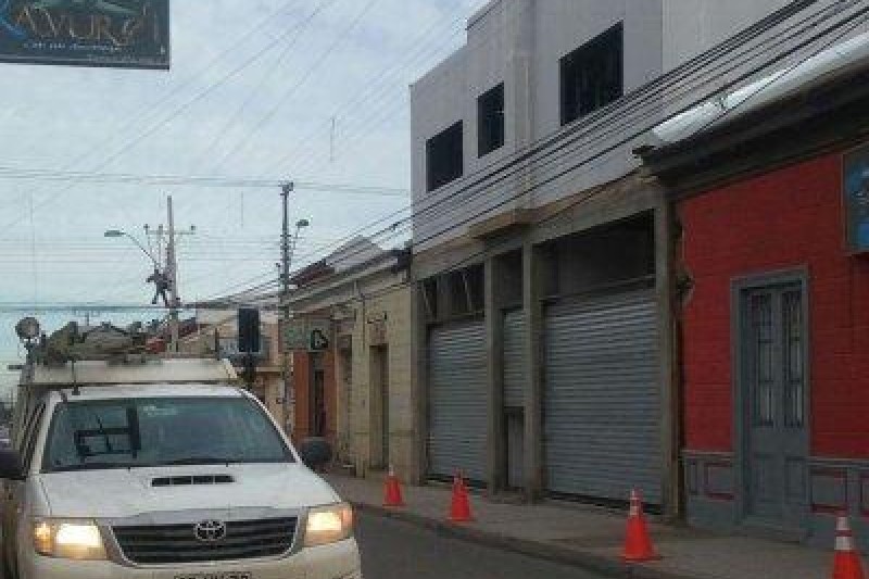 Corto circuito deja a un trabajador herido y al sector céntrico sin electricidad