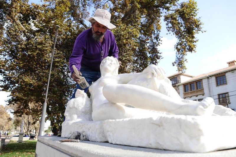 Restauran esculturas de la Avenida de Aguirre 