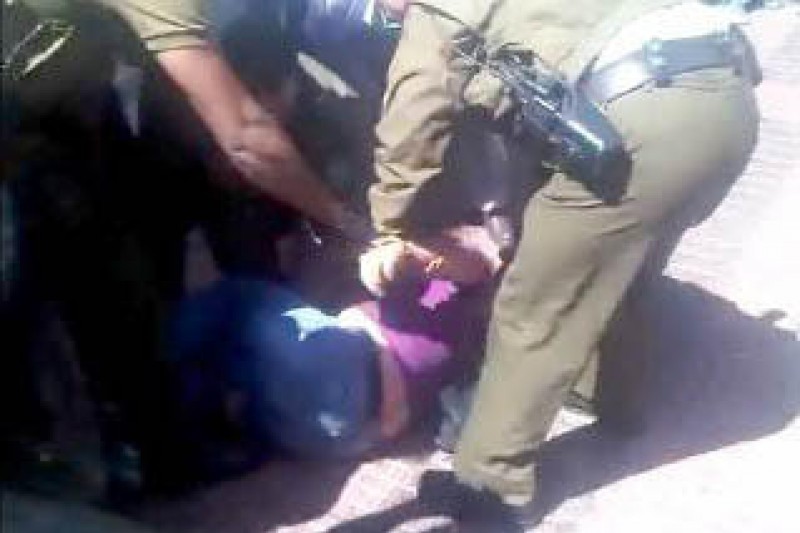 Detención de comerciante ambulante causa molestia entre transeúntes