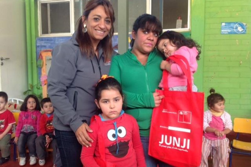 Junji entrega “kit comunicados” en Monte Patria 