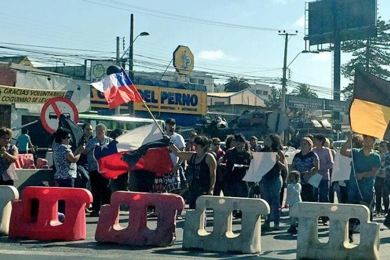 Habitantes de Baquedano protestan por falta de apoyo en reconstrucción