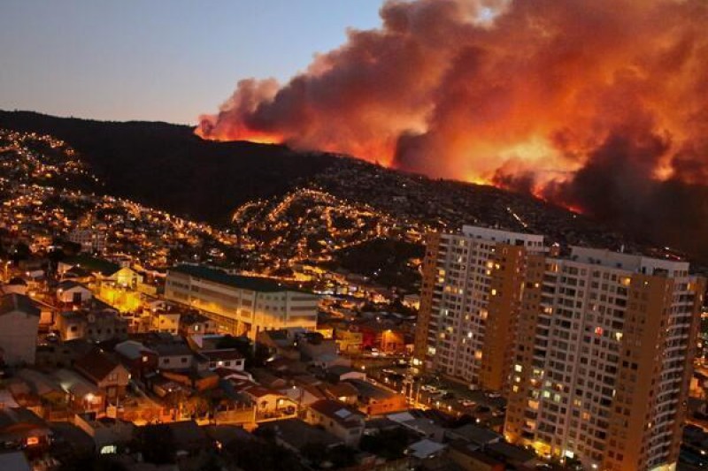 Incendio en Valparaíso destruye al menos 100 viviendas