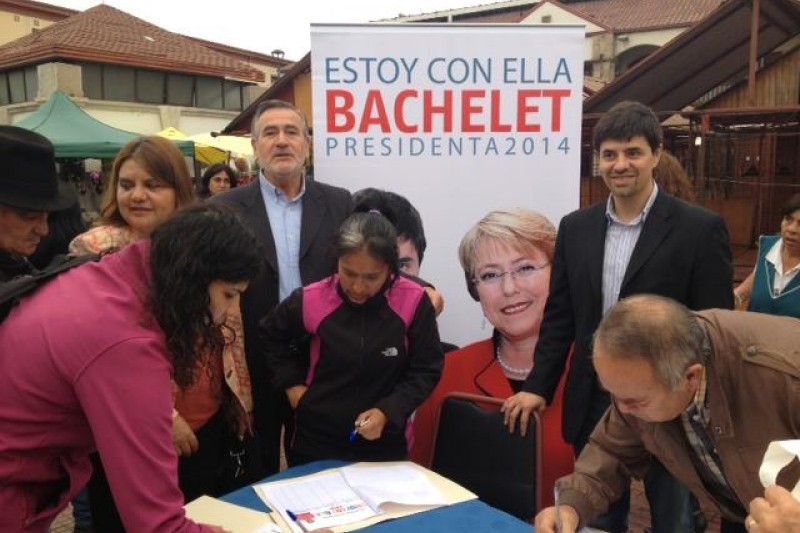 Diputado Díaz recolecta firmas para Bachelet