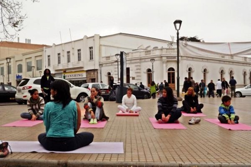 Enseñan yoga en Plaza de Armas de La Serena 