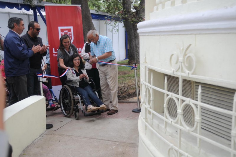 Senadis y municipio serenense inauguran servicios higiénicos accesibles