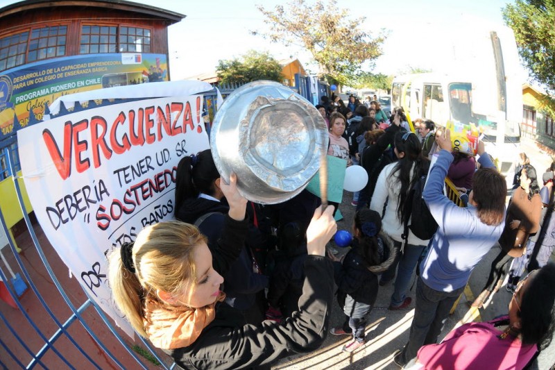 Apoderados paralizan colegio por baños insalubres y la autoridad decreta sumario