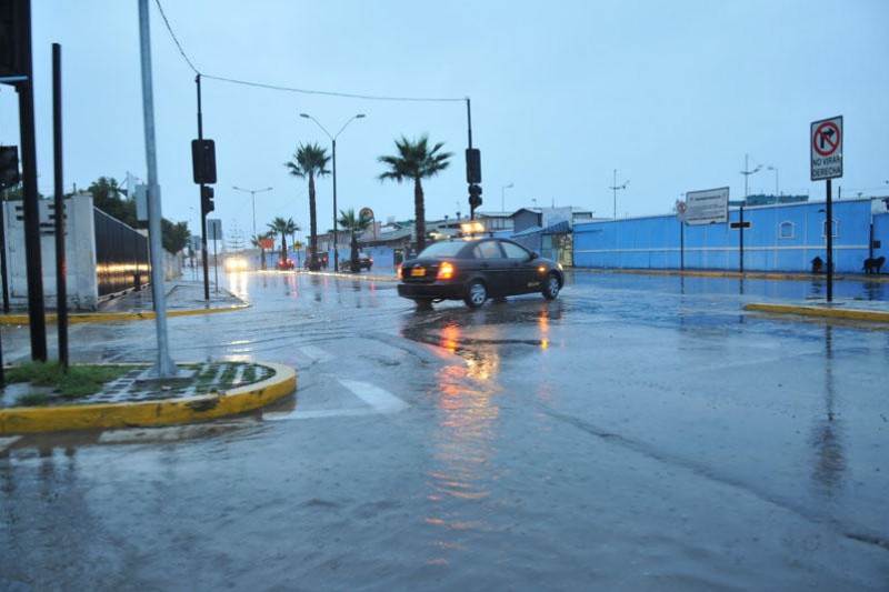 Lluvia provoca problemas en Avenida Costanera 