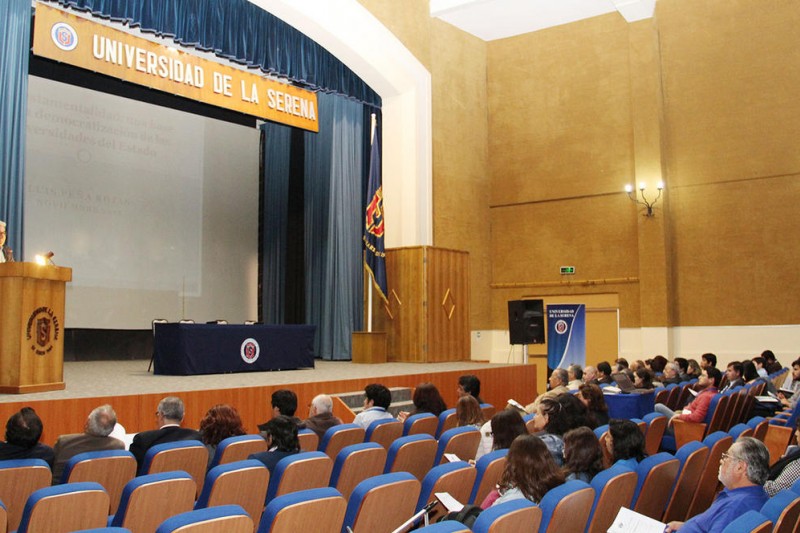 Seminario aborda desafíos de la participación triestamental