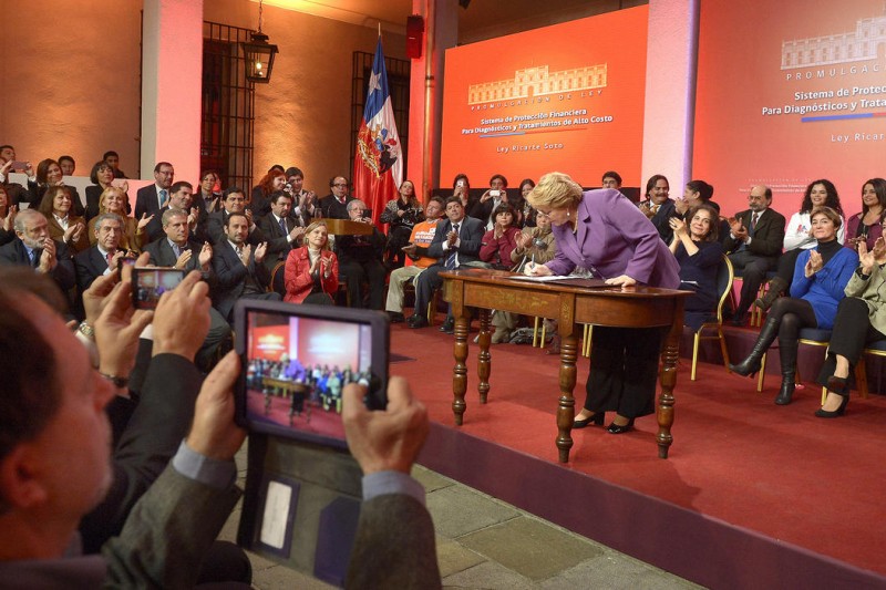 Michelle Bachelet promulga la ley para financiar enfermedades de alto costo