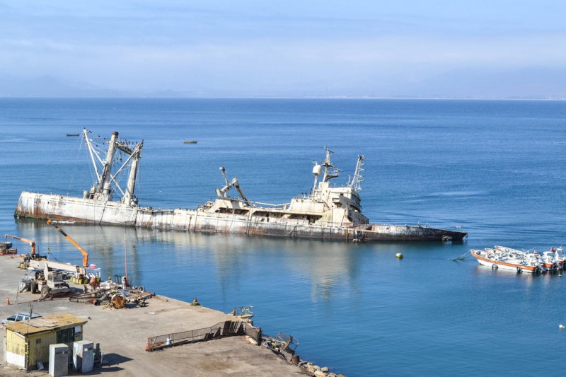 Coquimbo: Pescadores acusan permisividad para contaminar la bahía 