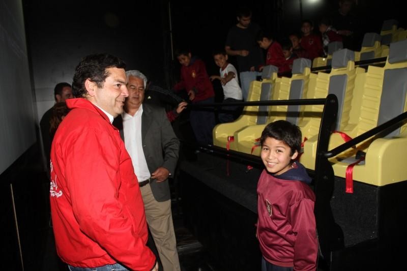  Alumnos del colegio Gabriel González Videla conocen experiencia de Cine 6D