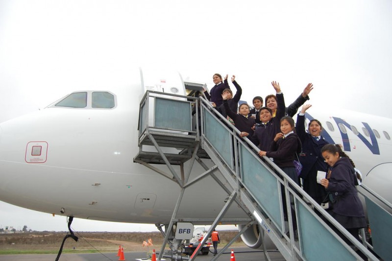 Niños de colegio rural viajan en avión por primera vez