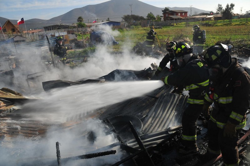 Incendio arrasa con una vivienda en La Serena