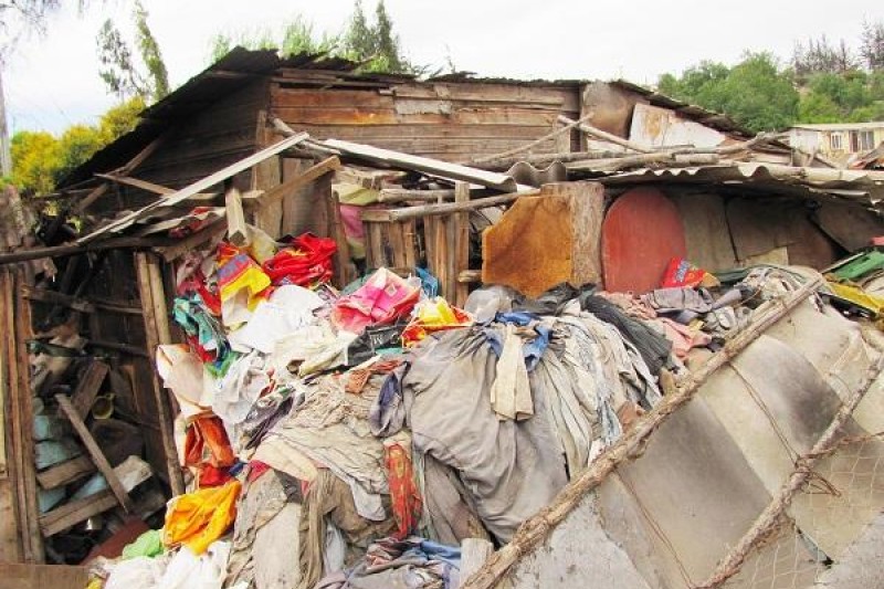 Molestia en vecinos por casa llena de basura 