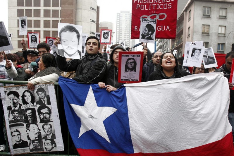 Escasa asistencia y violencia en las calles marcan homenaje a Pinochet 