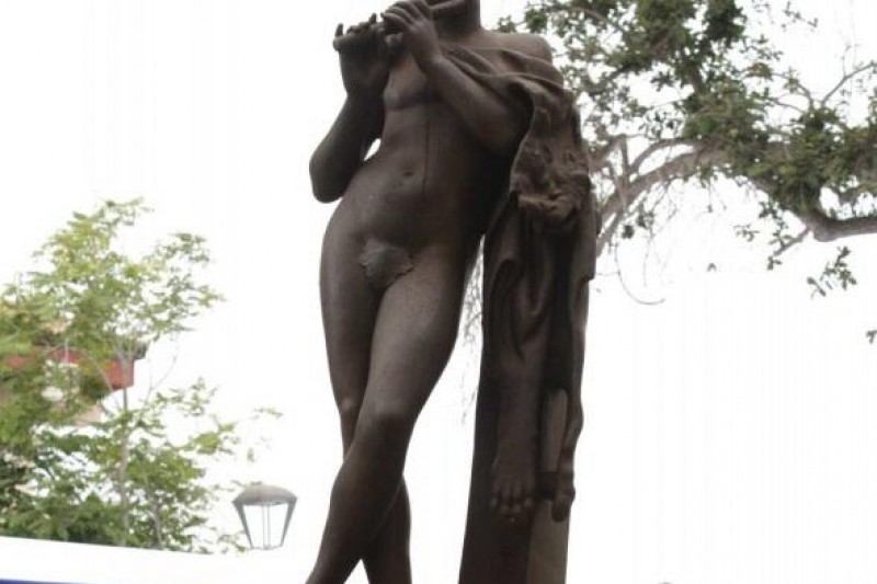 Roban valiosa estatua de la Plaza de Armas