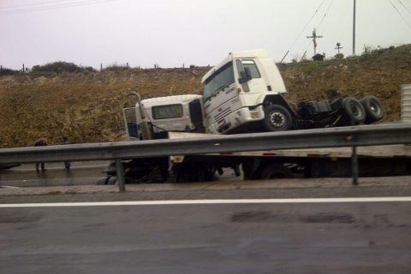 Lluvias afectan a camiones en sector Los Vilos