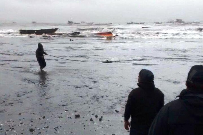 Tongoy-Coquimbo: Botes pesqueros vararon y cultivos de ostiones resultaron con daños ante sistema frontal