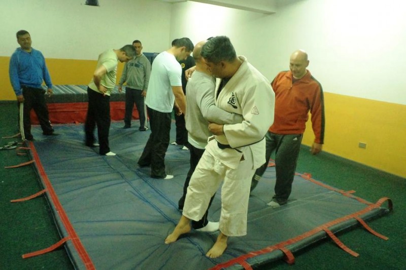 Motoristas de Carabineros de Coquimbo son entrenados en técnicas de judo para reducir a delincuentes